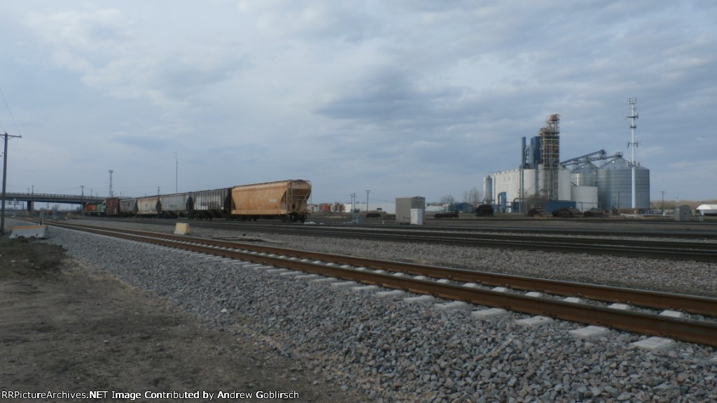 ILSX 904 meets BNSF 3002 + 3022 Transfer Train